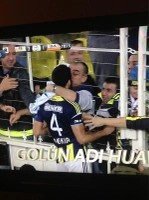 Sao Fenerbahce được .... fan nam thưởng một nụ hôn