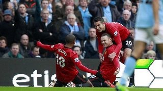 Van Persie đem về thắng lợi kịch tính cho Man Utd bằng quả đá phạt may mắn