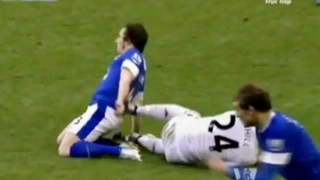 Cahill chém Baines rách áo, xước lưng