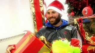 Boateng và các danh thủ Milan hát mừng Giáng sinh