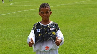 Cậu nhóc 11 tuổi khiến Barca phát cuồng