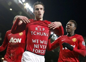 Van Persie đâu chịu thua kém