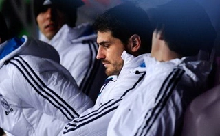 Sự thất vọng ê chề của “thánh” Iker trên ghế dự bị Real Madrid