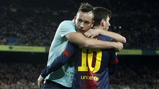 Fan cuồng nhảy xuống sân ôm hôn Messi