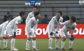 Đội bóng Nhật gây sốt với điệu nhảy Sumo Style