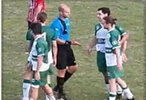 Trọng tài bắt tay chúc mừng .... cầu thủ ghi bàn