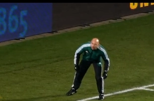 Trọng tài khởi động hài hước trước trận đấu