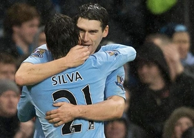 Man Utd gọi, Man City trả lời bằng chiến thắng nhẹ nhàng ngay tại Emirates