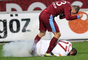 Hai cầu thủ dính bom khói trên sân