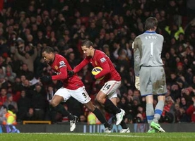 Patrice Evra nhát ma đồng đội cũ Berbatov