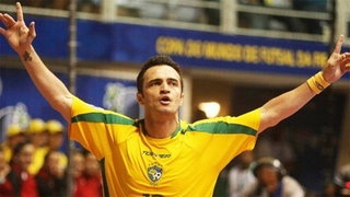 Bàn thắng siêu dị của ngôi sao futsal số 1 hành tinh