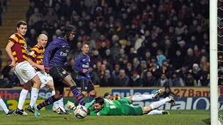 Pha hỏng ăn khó tin của Gervinho trận gặp Bradford