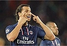 Ibrahimovic ngứa nghề, tung cước vào mặt đối thủ