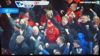 Một Manucian .... ngủ gật, bỏ lỡ khoảnh khắc chiến thắng của đội nhà