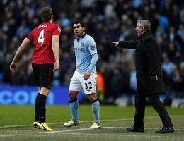 Ức chế, Tevez bỏ bóng…hành hung Phil Jones