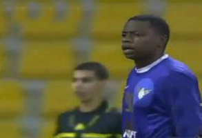 Pha sút bóng siêu hài của thủ môn