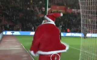 Ông già Noel rách đũng quần trên sân bóng