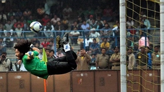 Higuita tái hiện pha phá bóng Bọ cạp