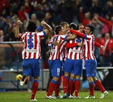 Adrian lập công, Atletico kiên trì bám đuổi Barca