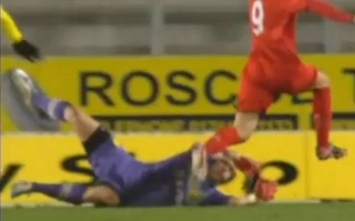 Đàn em Liverpool học hỏi Luis Suarez thói ăn vạ