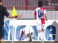 10 bàn thắng kỳ lạ nhất năm 2012