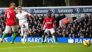 Bàn thắng tranh cãi của Vertonghen đưa Tottenham vào top 4
