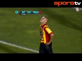 Bàn đá phản lưới nhà mang đẳng cấp của một tiền đạo đối phương