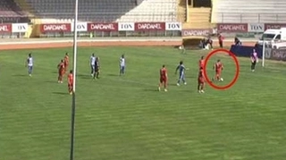 Tuyệt đỉnh ... fair-play: Tự đưa bóng về lưới nhà