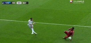 Trọng tài có thật sự công tâm khi rút thẻ vàng phạt Alaba?