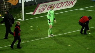 Thủ thành số 1 nước Đức ăn ... mưa chuối