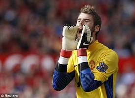 De Gea và Chicharito thi sút penalty bằng... gót!