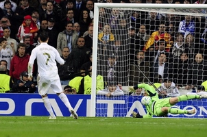 Thưởng thức lại màn đấu súng tệ hết chỗ nói của Real Madrid