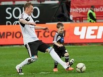 Siêu cầu thủ 8 tuổi ghi bàn trong trận có huyền thoại Roberto Carlos