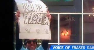 Cận cảnh hành vi ăn cháo đá bát đáng hổ thẹn của Carlos Tevez