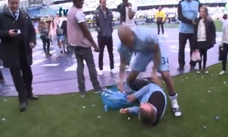 Đấu sĩ Nigel De Jong giở võ đánh người nhà