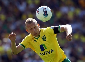 Bàn mở tỷ số bất ngờ của Holt