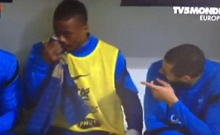 Dùng áo đấu quốc gia .... chùi mông, Evra đứng trước nguy cơ bị loại khỏi tuyển Pháp