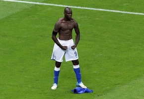 Màn ăn mừng cực dị của Balotelli tái hiện ở Nhật Bản