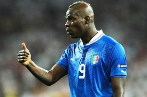 Balotelli bị sặc nước hài hước