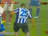 CĐV lao vào sân .... đá phạt hàng rào ghi bàn