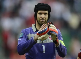 Siêu thủ môn Petr Cech suýt trở thành tội nhân thiên cổ