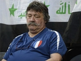 Hình ảnh ấn tượng: CĐV ... ngủ gật ở trận đại chiến Pháp - Anh