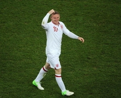 Rooney ghi bàn nhờ... keo xịt tóc của Carroll?!