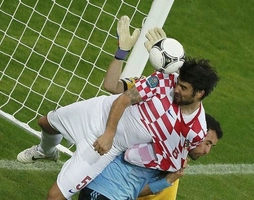 Có hay không chuyện Tây Ban Nha lọt vào tứ kết nhờ sự trợ giúp của trọng tài?