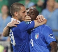 Tạo siêu phẩm, Balotelli vẫn bị đồng đội .... bịt miệng và nạt nộ