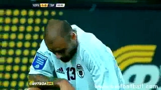 Pha đốt đền siêu 'dị' từ sai lầm của thủ môn