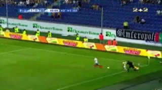 Hành động hài hước của cậu bé nhặt bóng