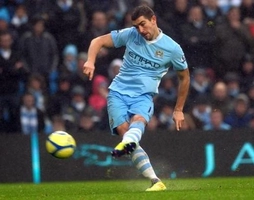 Cú sút phạt tuyệt đẹp của Kolarov