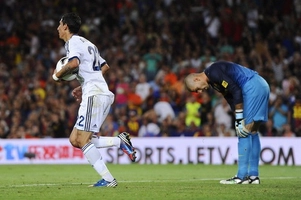 Barca đánh mất lợi thế bởi màn tấu hài đặc sắc của Victor Valdes