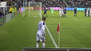 Beckham vẽ siêu phẩm từ góc 0 độ